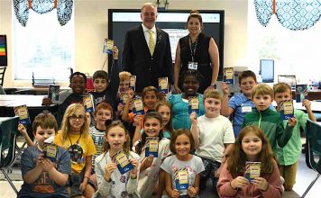 Ga. School Superintendent Richard Woods celebrates Constitution Day with teacher Karrie Palmer and students at Crabapple Lane Elementary. Photo/Fayette County School System.