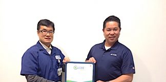 TCU Treasurer Ryuichi Muramatsu (left) and President Ken Takekawa (right) display the GLOBE Award the company received on 12/6/2019. Photo/TDK.