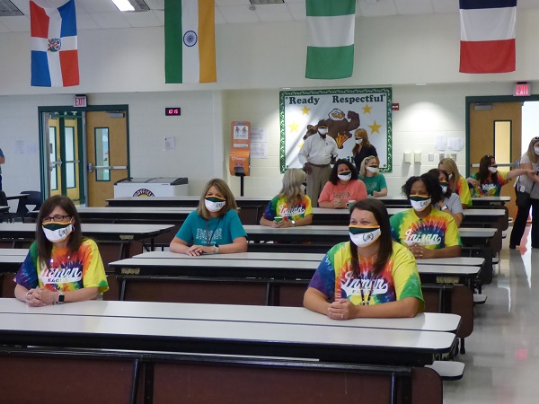 <b>Cafeteria tables will be arranged so that students can eat while keeping a social distance. Photo/Ben Nelms.</b>