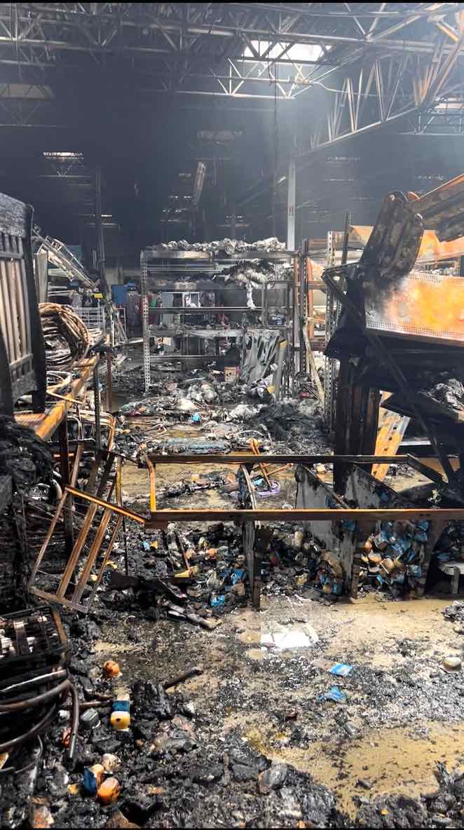 Winkelgebieden van Walmart na de brand vorige week.  Foto/Peachtree City brandweer.