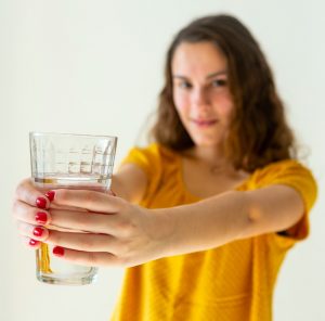 Holding a glass of water. Photo/Imago Photo - stock.adobe.com